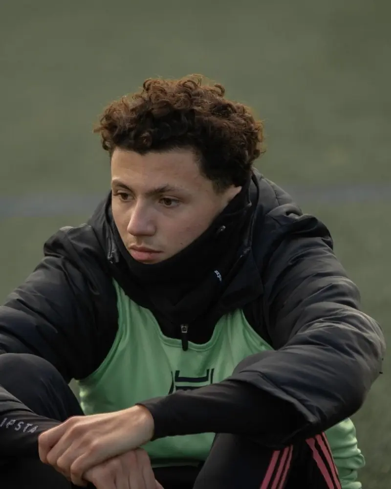 Clément Sarotte au bord du terrain