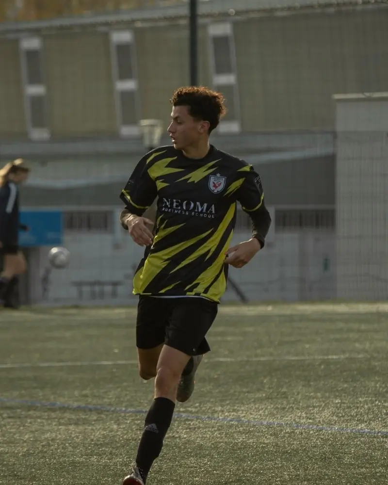 Clément Sarotte en match de football